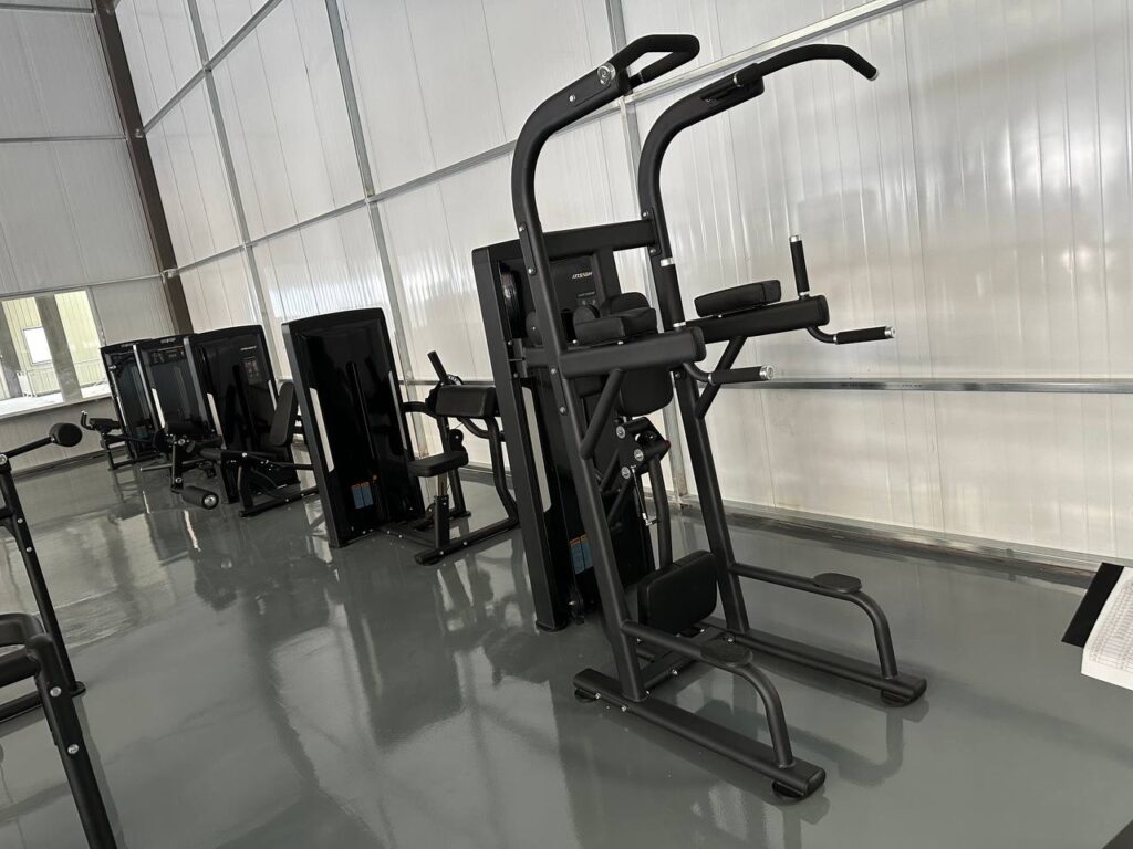 Setup phòng gym: không gian phòng tập với máy tập đồng bộ