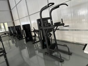 Setup phòng gym: không gian phòng tập với máy tập đồng bộ