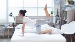các bài tập giảm mỡ chân cho nữ trên giường
