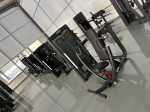 ép ngực trên máy tập