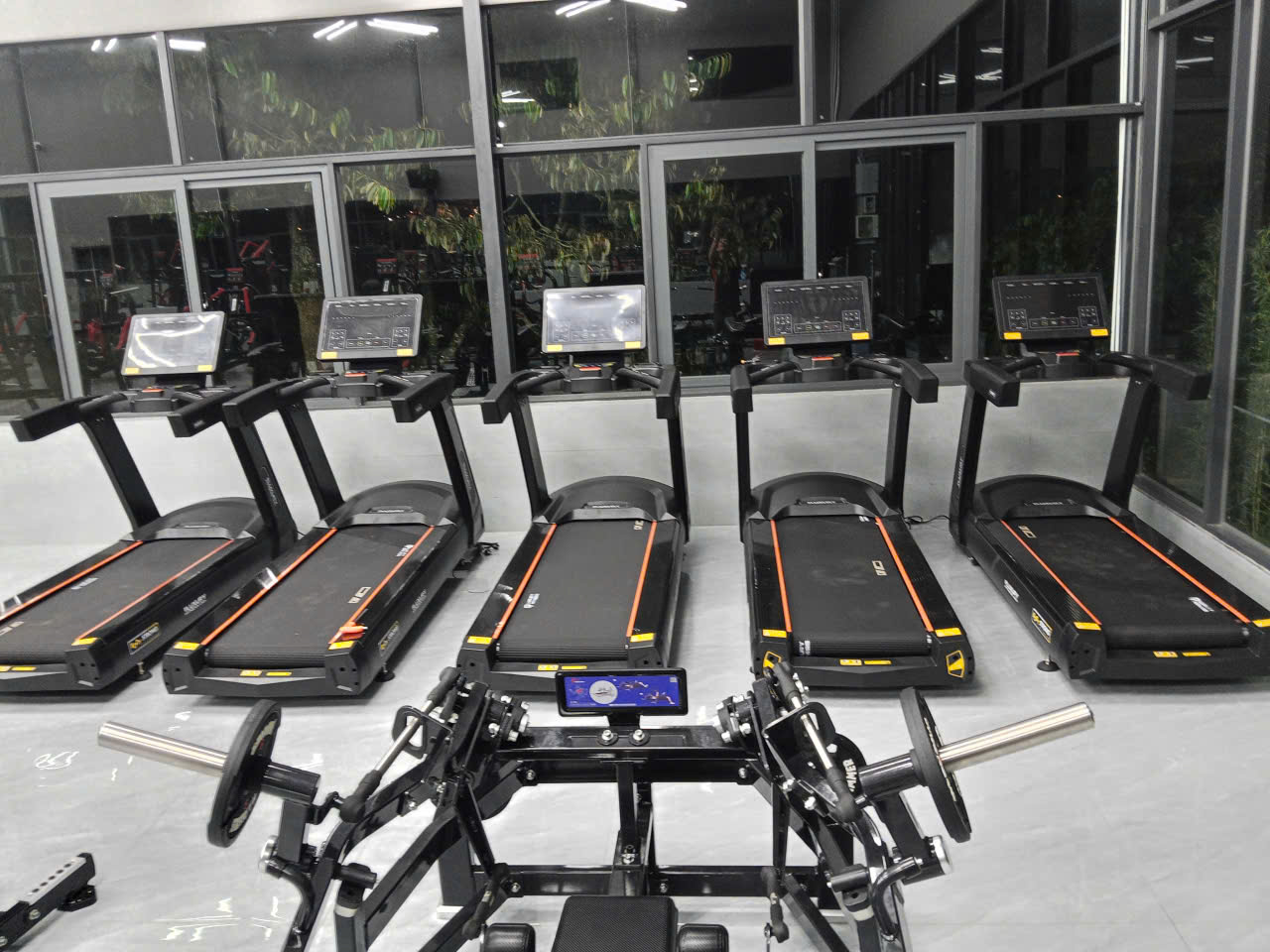 Dãy máy chạy bộ Body Strong JB-916B tại dự án phòng gym Bảo Lộc